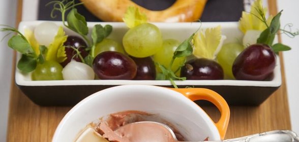 Паштет из куриной печени с брецелем и маринованным виноградом