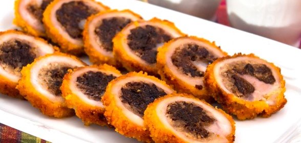 Рулетики из свинины, фаршированные орехами и черносливом