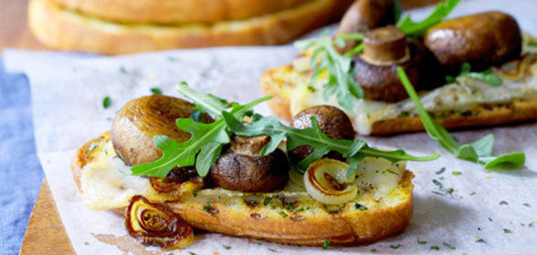 Брускетта с грибами, луком и соусом песто