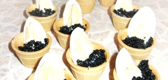 Тарталетки с черной икрой