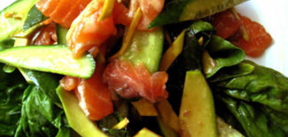 Салат из шпината, авокадо и слабосоленой семги