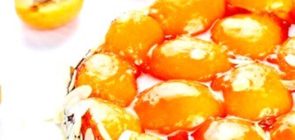 Пирог с абрикосами и миндалем