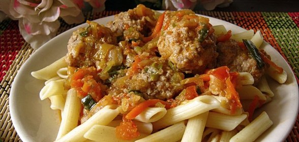 Пенне с мясными фрикадельками в овощном соусе