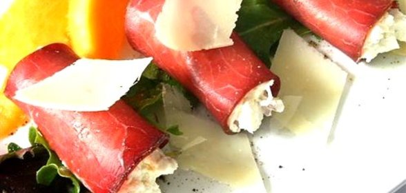 Рулетики из брезаолы с козьим сыром