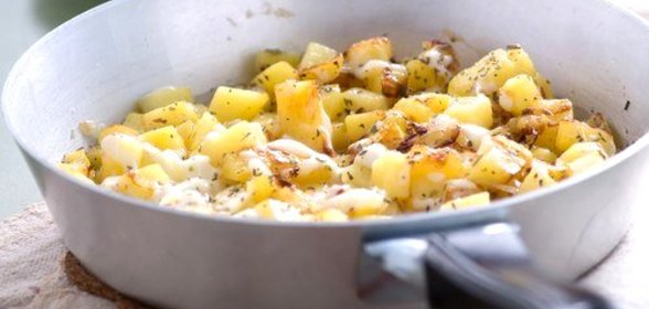 Жареный картофель с фетой и орегано