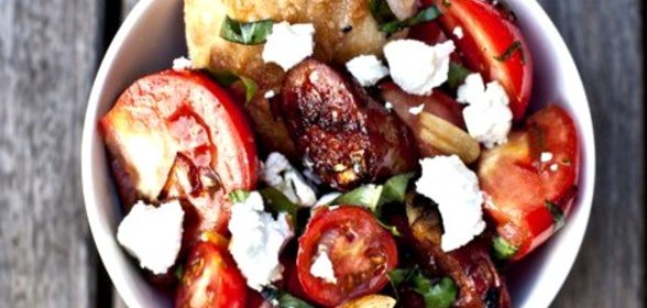 Салат из помидоров с козьим сыром
