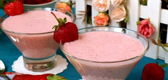 Творожный смузи с клубникой и бананом