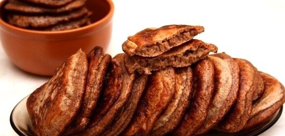 Шоколадные оладьи с грецкими орехами