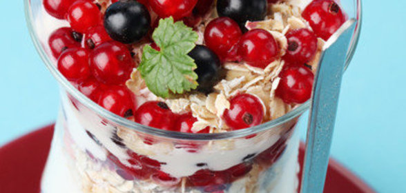 Йогуртовое парфе со смородиной и мюсли
