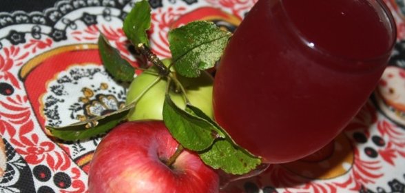 Яблочный компот с виноградными листочками