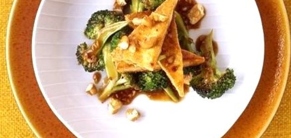 Жаркое из брокколи с тофу