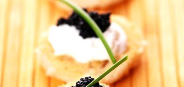 Новогодние тартинки с икрой