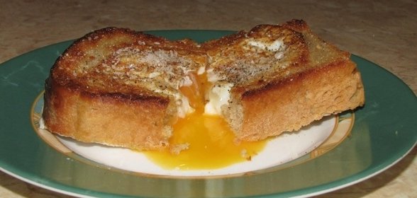 Бутерброд с яйцом на сковороде