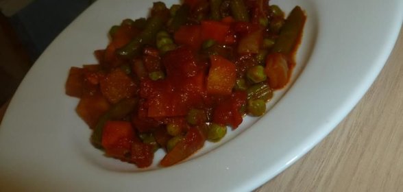 Овощное рагу с репой, горошком и имбирным соусом