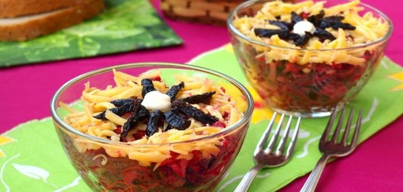 Салат из свеклы с сыром и черносливом