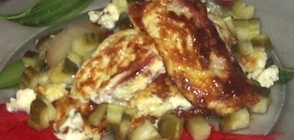 Яичница с малосольными огурцами