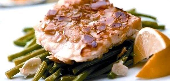 Филе судака в миндальной панировке