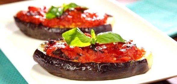 Баклажаны, фаршированные помидорами и сыром