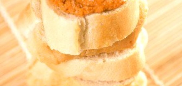 Кростини с анчоусами и каперсами