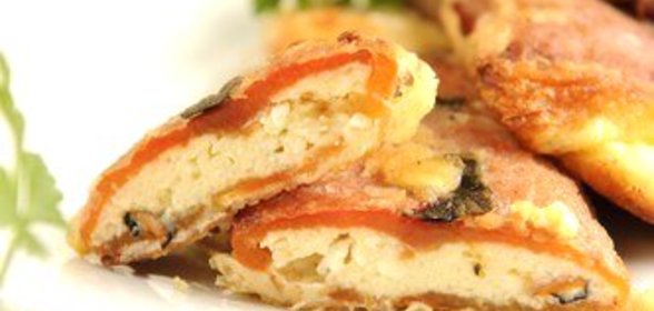 Жареные, фаршированные козьим сыром, перцы и оливки