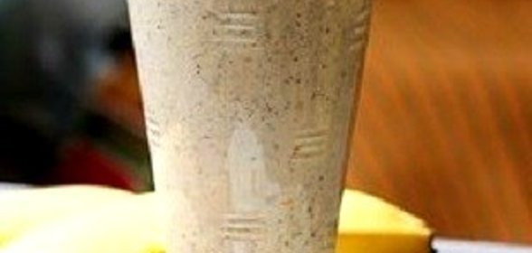 Молочный коктейль с творогом, бананами и порошком рожкового дерева