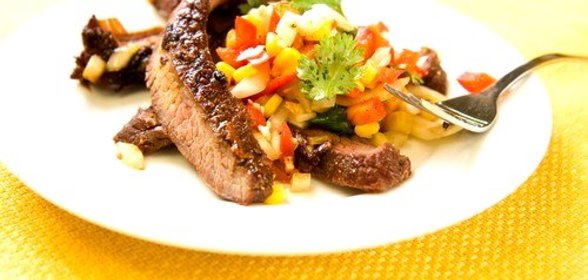 Говяжий стейк со свежим кукурузным салатом