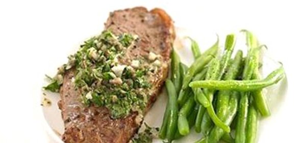 Говяжий стейк с сальсой и фасолью
