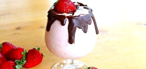 Клубничный коктейль в шоколаде