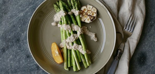 Спаржа с ароматным соусом