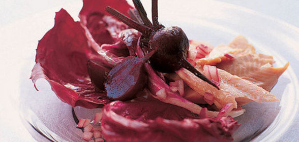 Салат из печеной свеклы и копченой форели