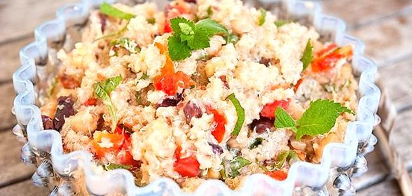 Салат с квиноа, бараньим горохом и помидорами