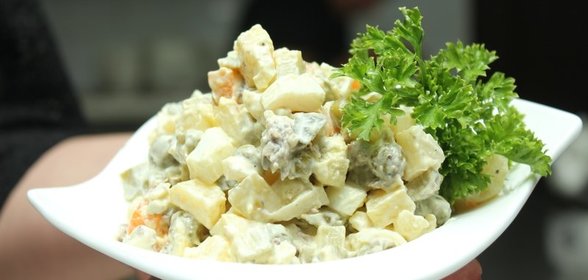 Салат оливье со свининой