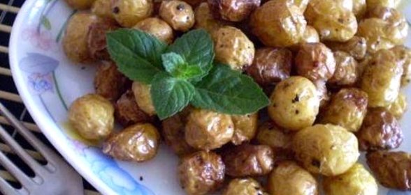 Мелкий картофель с чесноком