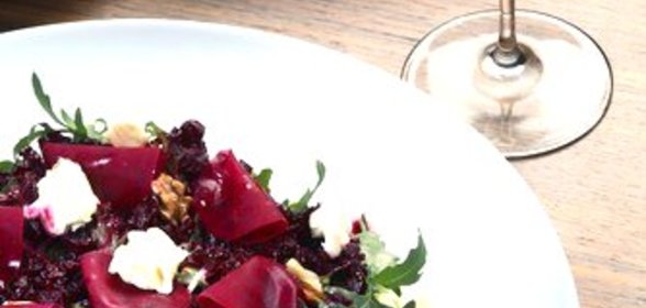 Салат из свеклы и грецких орехов под соусом «Ремулад»