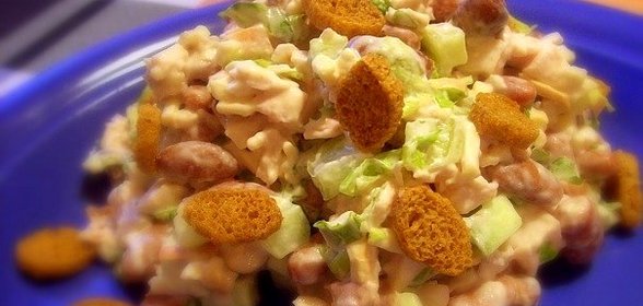 Салат с чесноком и курицей