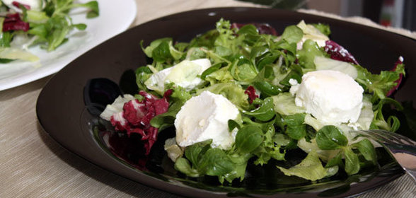 Зеленый салат с козьим сыром