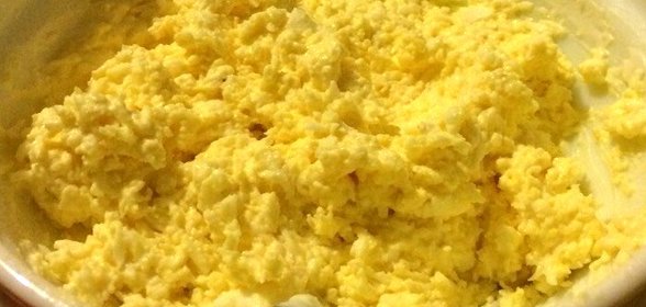 Сырный салат с яйцом и чесноком