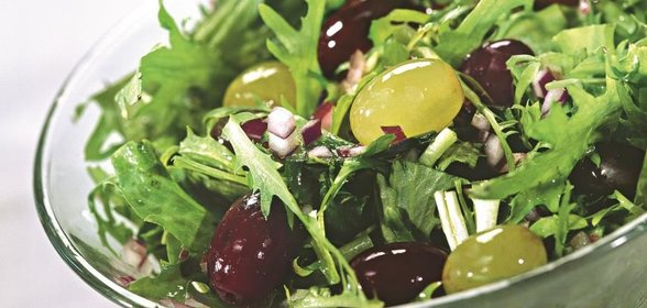 Салат с виноградом и кудрявым эндивием