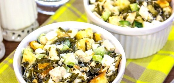 Салат с морской капустой, куриным филе и сухариками