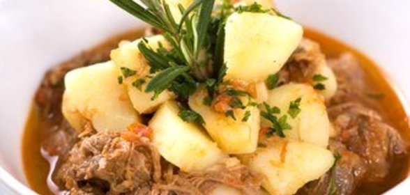 Свиное рагу с яблоками и капустой