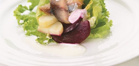 Салат из копченой скумбрии с молодым картофелем