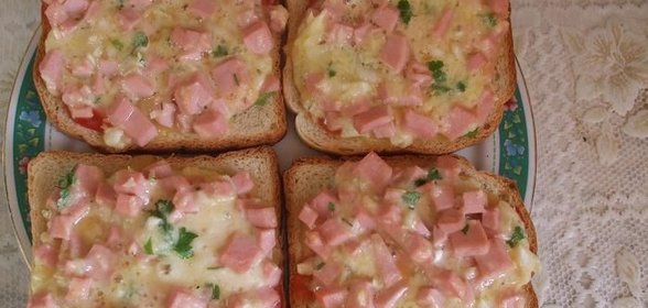 Горячие бутерброды с вареной колбасой сыром и яйцом в духовке
