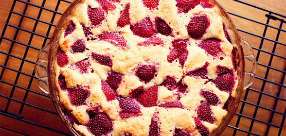 Шоколадный пирог с клубникой