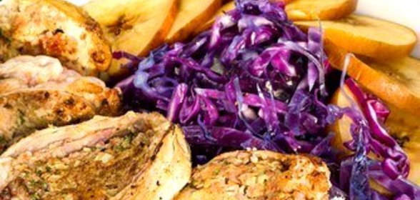 Салат из красной капусты с яблоком и горчично-майонезным соусом для свинины на гриле