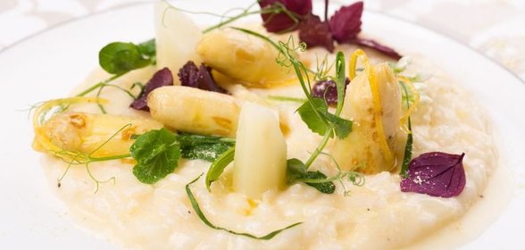 Ризотто с зеленой спаржей, лимоном и козьим сыром