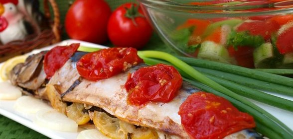 Скумбрия запечённая с помидорами и зеленью