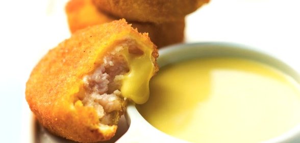 Куриные наггетсы по‑домашнему с соусом гауда