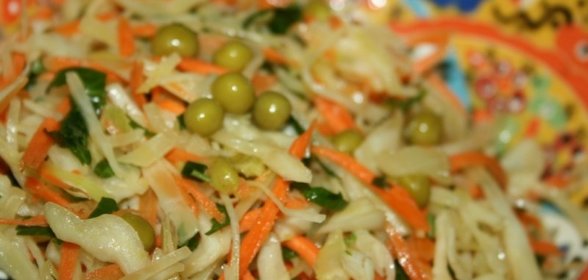 Легкий капустный салат с морковью и зеленым горошком