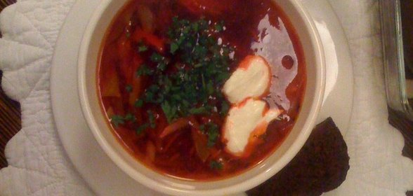 Борщ с черными гренками и чесноком