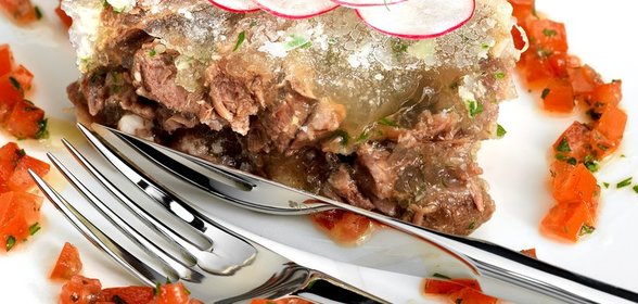 Холодец с салатом из редиса и томатной сальсой